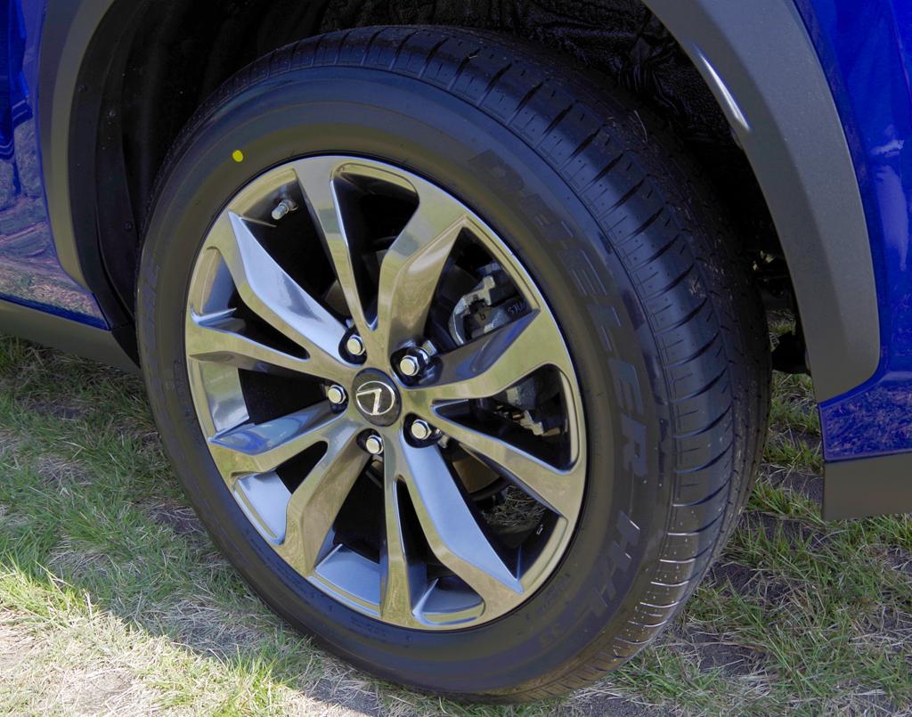 ＬＥＸＵＳ「ＮＸ２００ｔ」（ＦＳＰＯＲＴ）のタイヤとホイール。