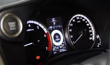 ＬＥＸＵＳ「ＮＸ２００ｔ」（ＦＳＰＯＲＴ）のメーター。タイヤの空気圧や燃費など、様々な情報を中央部分に表示できる