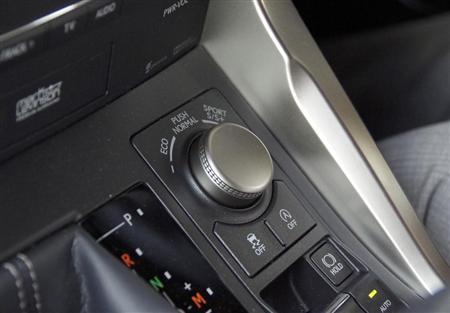 ＬＥＸＵＳ「ＮＸ２００ｔ」（ＦＳＰＯＲＴ）のインテリア。「エコ」、「ノーマル」、「スポーツ（＋）」とドライブモードを選択できる。「スポーツ」は力強い加速感が魅力的だ。