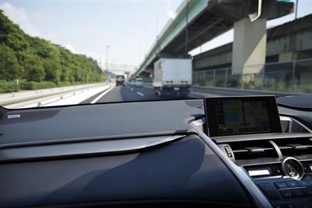 ＬＥＸＵＳ「ＮＸ２００ｔ」（ＦＳＰＯＲＴ）の助手席から外を眺める。