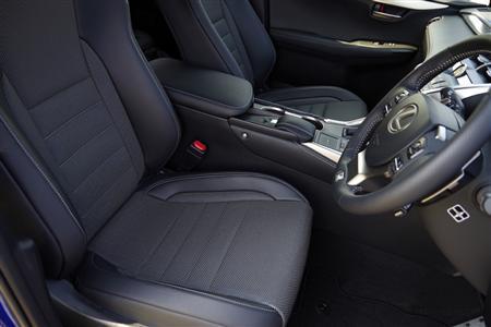 ＬＥＸＵＳ「ＮＸ２００ｔ」（ＦＳＰＯＲＴ）の運転席。