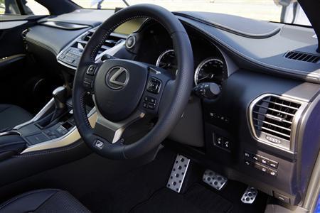 ＬＥＸＵＳ「ＮＸ２００ｔ」（ＦＳＰＯＲＴ）の運転席。