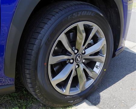 ＬＥＸＵＳ「ＮＸ２００ｔ」（ＦＳＰＯＲＴ）のタイヤとホイール。
