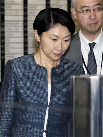 厳しい表情で経産省を出る小渕経産相＝１８日午後