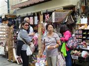 東南アジアからの観光客に囲まれた「ひらい」の店頭