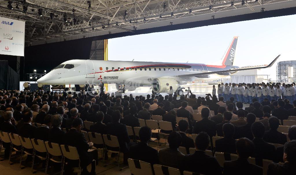 初めてその姿を見せた国産初の小型ジェット旅客機「ＭＲＪ」の飛行試験用機体＝２０１４年１０月１８日、愛知県西春日井郡豊山町（甘利慈撮影）