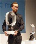 英ダイソンが来月発売する加湿器。羽根のない扇風機に似たデザインとなっている＝２０日、東京都港区