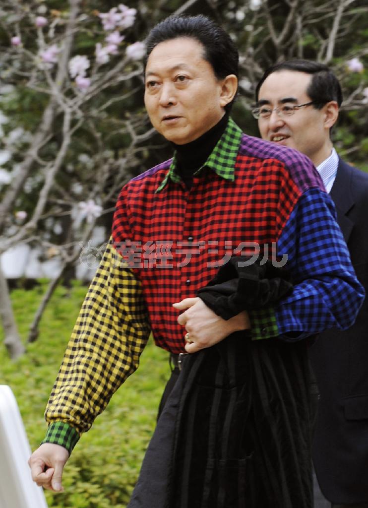 首相在任中の２０１０年４月４日、一般人を招いた懇談会「リアル鳩カフェ」で着用し、酷評された鳩山由紀夫氏の５色のチェック柄シャツ。何やら迷走ブリを象徴していたかのようだ＝首相官邸（共同）