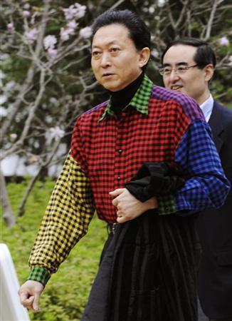 首相在任中の２０１０年４月４日、一般人を招いた懇談会「リアル鳩カフェ」で着用し、酷評された鳩山由紀夫氏の５色のチェック柄シャツ。何やら迷走ブリを象徴していたかのようだ＝首相官邸（共同）