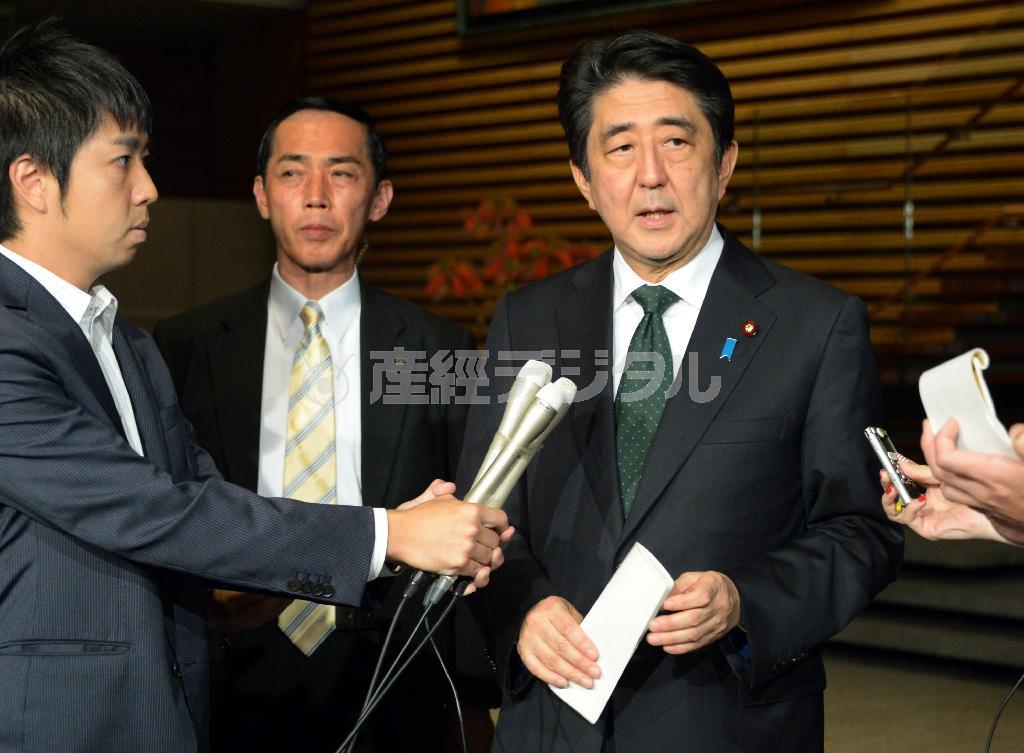 拉致再調査に関する報告の先送りを受け、９月２９日に行われた日朝政府間協議の内容について記者団の質問に答える安倍晋三（しんぞう）首相。北朝鮮側のもの言いは「成果はないけど訪朝してください」と言っているに等しい＝２０１４年９月３０日、首相官邸（酒巻俊介撮影）