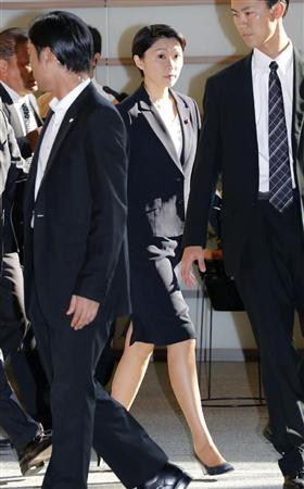 首相官邸に入る小渕経産相＝２０日午前８時１９分