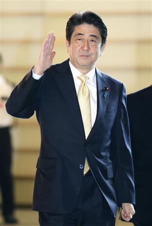 首相官邸に入る安倍首相＝２０日午前８時９分