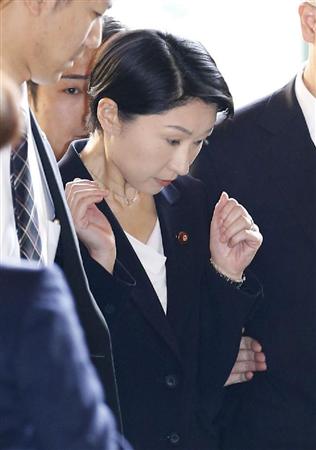 首相官邸に入る小渕経産相＝２０日午前８時１９分