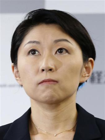 険しい表情で記者会見する小渕経産相＝２０日午前、経産省