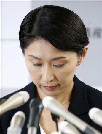 記者会見の冒頭、頭を下げる小渕経産相＝２０日午前、経産省