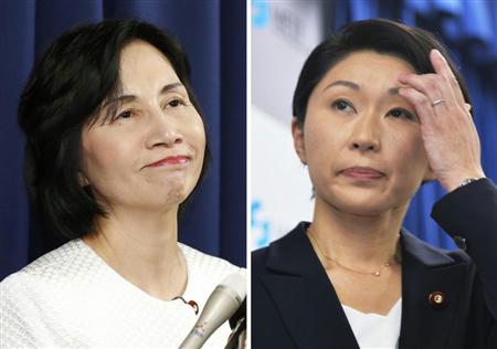 記者会見で法相辞任を表明する松島みどり氏（左）と経産相辞任を表明する小渕優子氏＝２０日、東京都千代田区