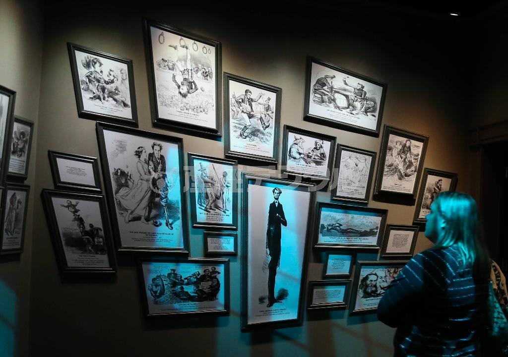 さまざまな資料が展示されているリンカーン大統領ライブラリー。この部屋には当時エーブラハム・リンカーン大統領（１８０９～６５年）に批判的な人々の意見が歪んだ額に入れられて紹介されている＝２０１４年１０月１１日、米イリノイ州スプリングフィールド（緑川真実さん撮影）