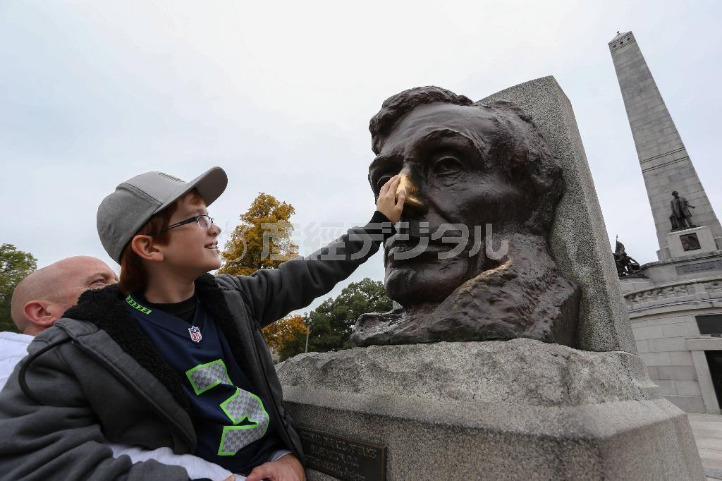 エーブラハム・リンカーン（１８０９～年６５年）の墓の前に建つ顔の像。鼻に触ると幸運が訪れると言われているため、鼻の部分だけ色が変わっている＝２０１４年１０月１１日、米イリノイ州スプリングフィールド（緑川真実さん撮影）
