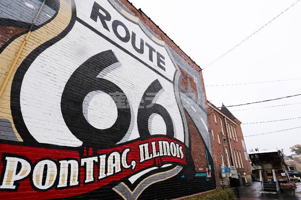 巨大なサインが描かれたルート６６ミュージアムの建物。館内はルート６６にまつわるさまざまなグッズが展示されている＝２０１４年１０月１２日、米イリノイ州ポンティアック（緑川真実さん撮影）