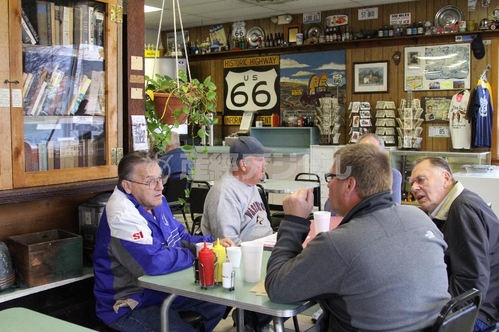 ルート６６の往時をしのばせるコージー・ドライブ・インには、朝から常連が訪れる。一番左の男性は「毎週月曜日、仕事前にドライブインに寄るんだ。通い始めてもう７年になるよ」と教えてくれた＝２０１４年１０月１３日、米イリノイ州スプリングフィールド（緑川真実さん撮影）