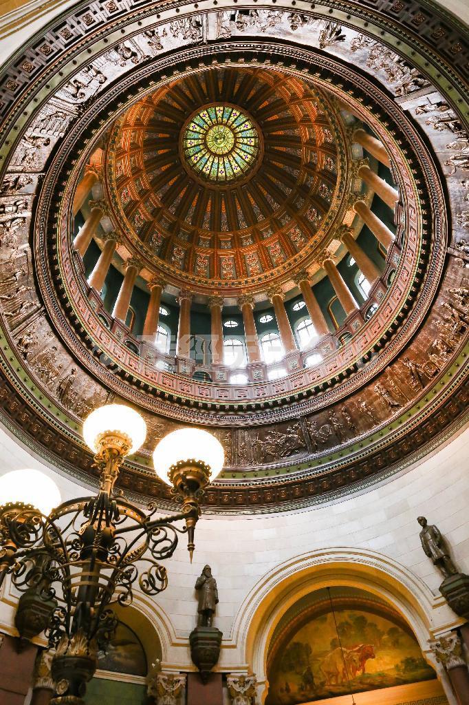 バラク・オバマ米大統領も州議員として在籍していたイリノイ州州議会の議事堂。見学ツアーが組まれ、華やかな建物内を案内してくれるー＝２０１４年１０月１１日、米イリノイ州プリングフィールド（緑川真実さん撮影）