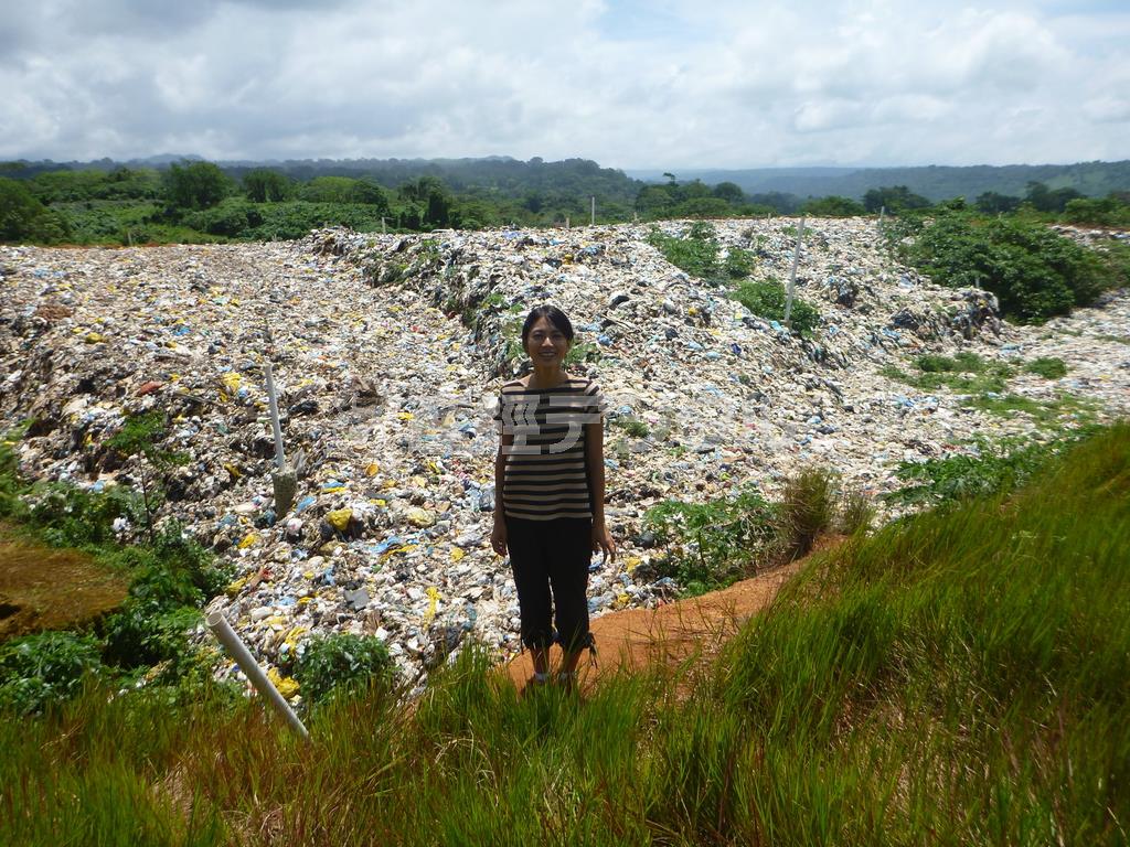 現在のゴミ処理場は、わずか２年間でゴミがいっぱいに…＝２０１４年１０月９日、バヌアツ・エファテ島（相川梨絵さん提供）
