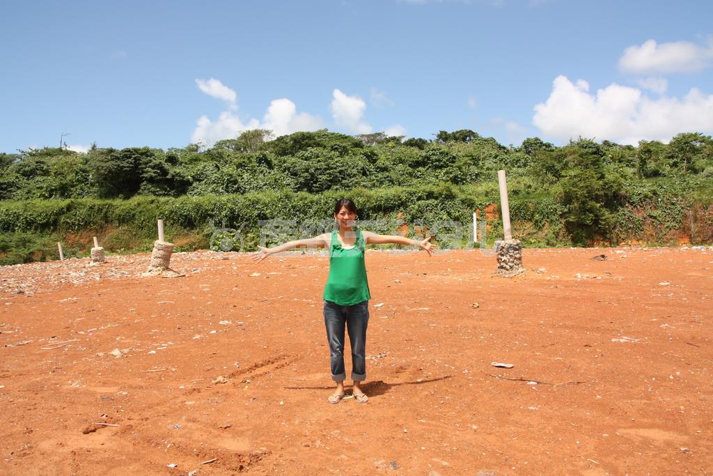 ２年前は地中に通した管がくっきりと見えるほど、ゴミは少なかったが…＝２０１２年１１月７日、バヌアツ・エファテ島（相川梨絵さん提供）