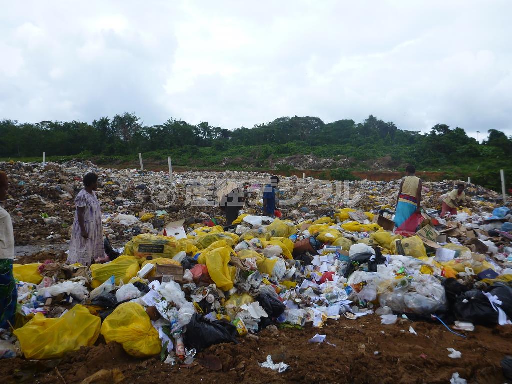ゴミを再利用しようと、缶、ビン、金属などを集める近隣住民たちもいる＝２０１４年１０月９日、バヌアツ・エファエ島（相川梨絵さん提供）