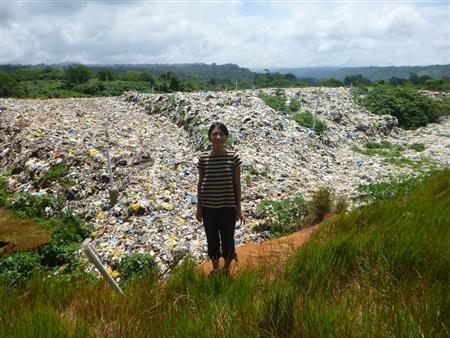 現在のゴミ処理場は、わずか２年間でゴミがいっぱいに…＝２０１４年１０月９日、バヌアツ・エファテ島（相川梨絵さん提供）
