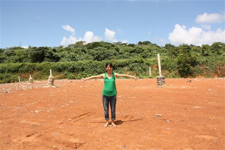 ２年前は地中に通した管がくっきりと見えるほど、ゴミは少なかったが…＝２０１２年１１月７日、バヌアツ・エファテ島（相川梨絵さん提供）