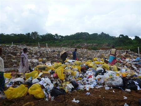 ゴミを再利用しようと、缶、ビン、金属などを集める近隣住民たちもいる＝２０１４年１０月９日、バヌアツ・エファエ島（相川梨絵さん提供）