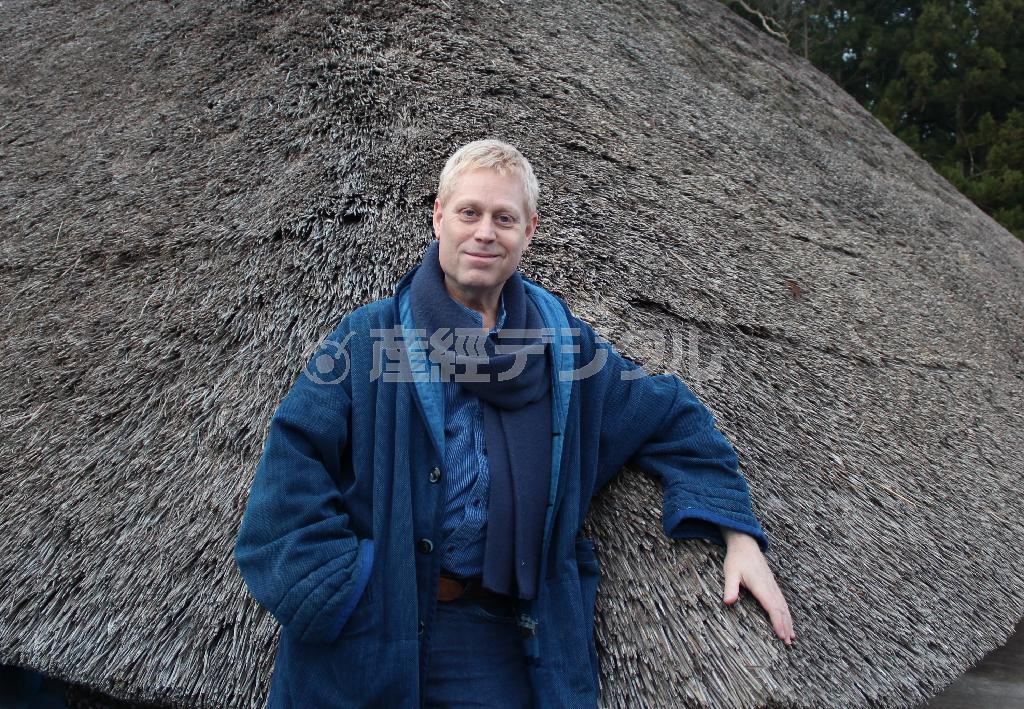 徳島県祖谷（いや）に立つ築３００年の茅葺き家屋「ちいおり」の前に立つアレックス・カーさん＝２０１２年４月９日、徳島県三好市（提供写真）