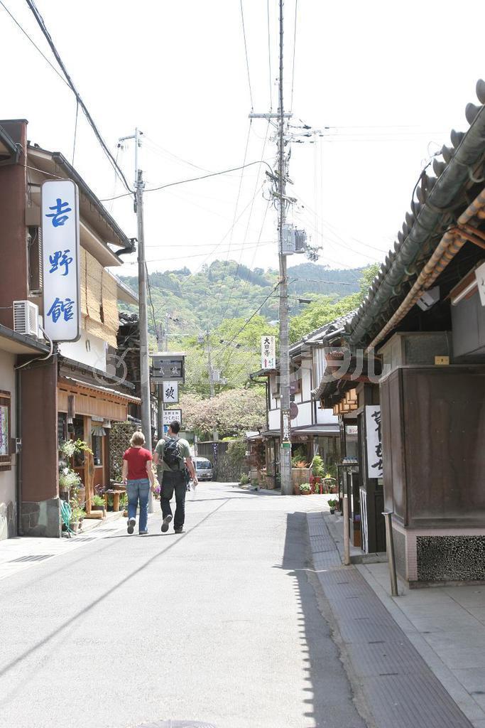美しい街並みが残る奈良県吉野郡吉野町。現状は電柱や看板でいっぱい（『ニッポン景観論』より、提供写真）