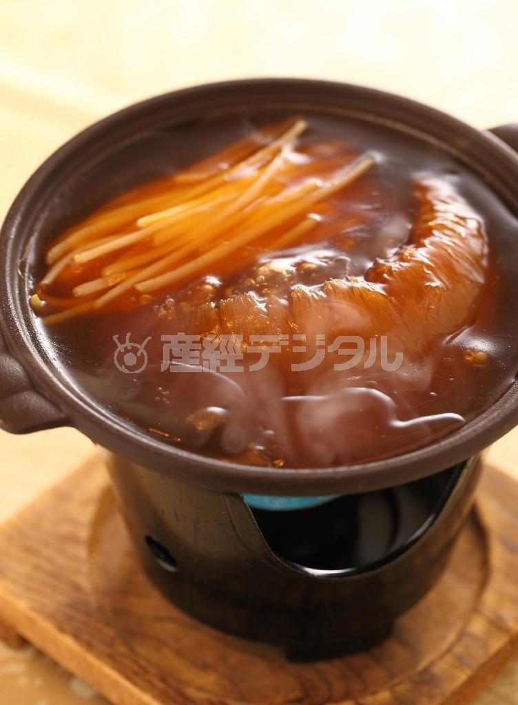 看板メニューの「青鮫のフカヒレの姿煮」は文句なしの絶品。単品だと１万９８円だが、これがメニューに入った１万７８２０円のコースが１０月３１日まで１万４２５６円で楽しめる（いずれも税・サービス料込み）＝２０１４年１０月９日、京都市中京区（恵守乾撮影）