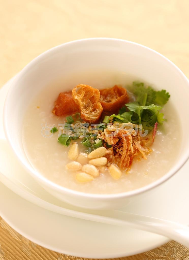 朝食バイキングの一品、中華粥（かゆ）も、お米の粒がなくなる状態まで潰すなど本格的だ＝２０１４年１０月９日、京都市中京区（恵守乾撮影）