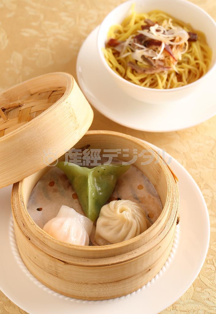 朝食バイキングでは、ホタテの翡翠餃子や小籠包、海老餃子（時計回り）といった飲茶類（写真下）や汁そばも充実させた＝２０１４年１０月９日、京都市中京区（恵守乾撮影）