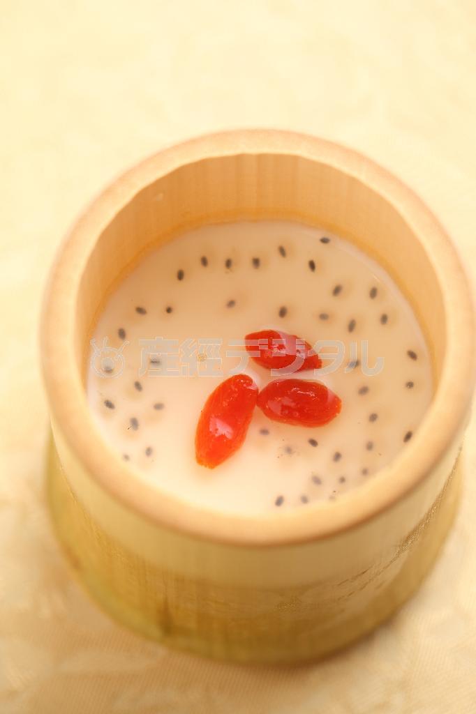 竹筒に入った「究極の杏仁豆腐」。食材から調理まで、すべてにこだわり抜いた人気メニューのひとつだ＝２０１４年１０月９日、京都市中京区（恵守乾撮影）