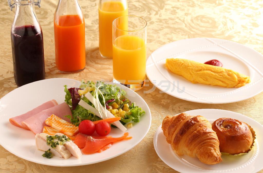 リニューアルに伴い、新登場した朝食バイキングだが、洋食メニューではホテルメイドの焼きたてパンを使うなど、品質に気配りした＝２０１４年１０月９日、京都市中京区（恵守乾撮影）