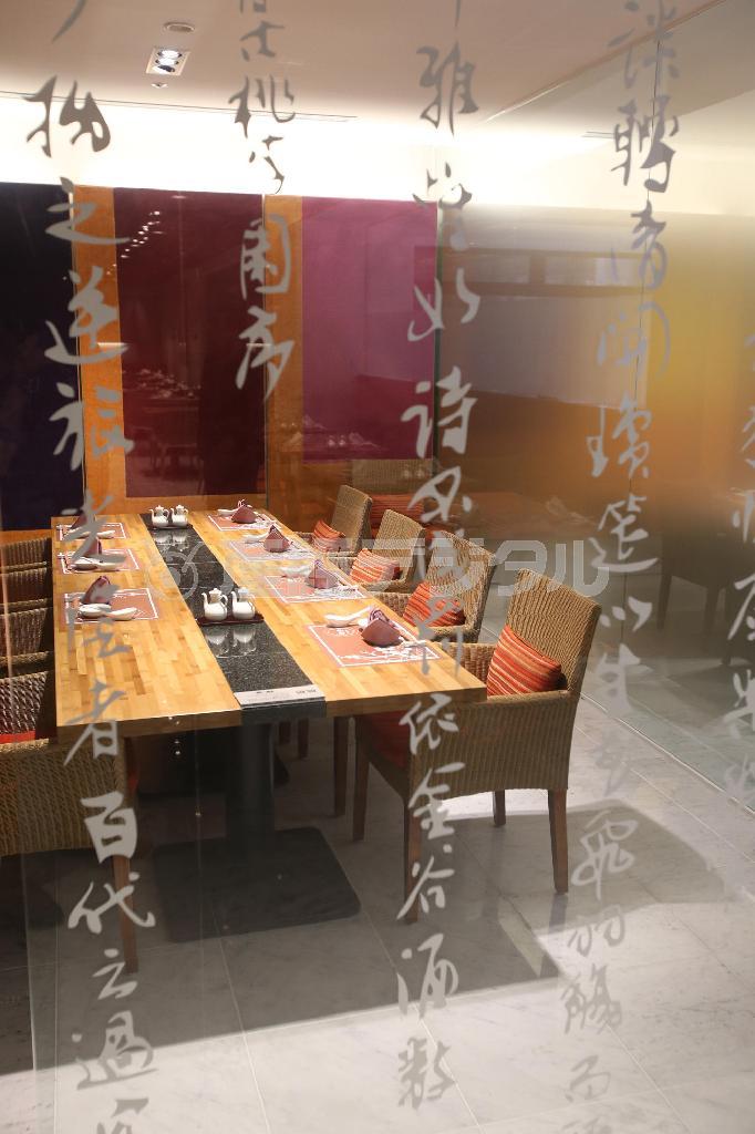 個室は５室を設けたが、「枇杷（びわ）」のようにガラス面を多く取り入れ、明るさを重視した美しいつくりが印象的だ＝２０１４年１０月９日、京都市中京区（恵守乾撮影）