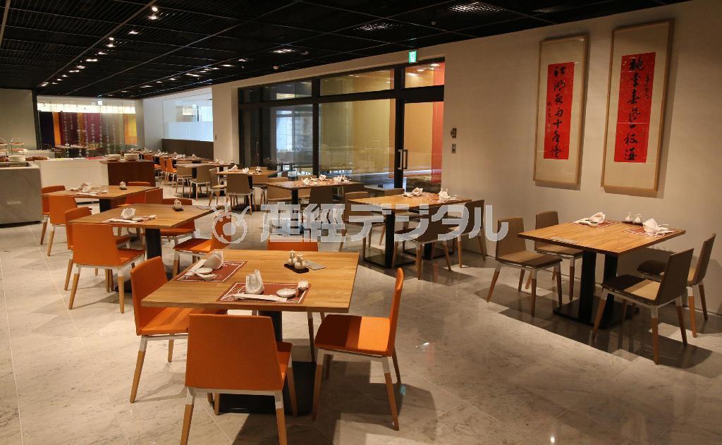 白を基調に、美しく広々とした空間が広がる店内＝２０１４年１０月９日、京都市中京区（恵守乾撮影）