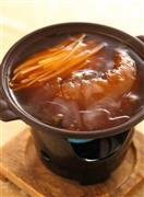 看板メニューの「青鮫のフカヒレの姿煮」は文句なしの絶品。単品だと１万９８円だが、これがメニューに入った１万７８２０円のコースが１０月３１日まで１万４２５６円で楽しめる（いずれも税・サービス料込み）＝２０１４年１０月９日、京都市中京区（恵守乾撮影）