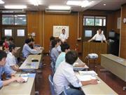 川内村の遠藤町長の話に聞き入る参加者。最前線で闘ってきた人の話に衝撃を受けていた＝２０１４（平成２６）年８月２８日、福島県双葉郡川内村（東京都市大学＿有志学生記者撮影）