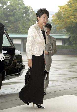 認証式のため宮殿・南車寄に到着した上川法相＝２１日午前