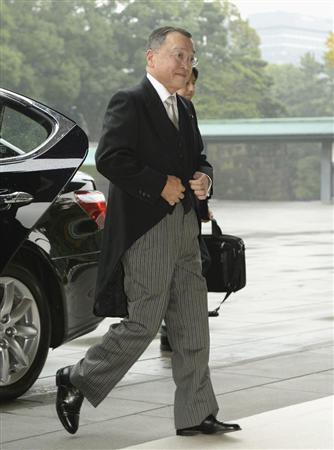 認証式のため宮殿・南車寄に到着した宮沢経産相＝２１日午前