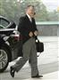 認証式のため宮殿・南車寄に到着した宮沢経産相＝２１日午前
