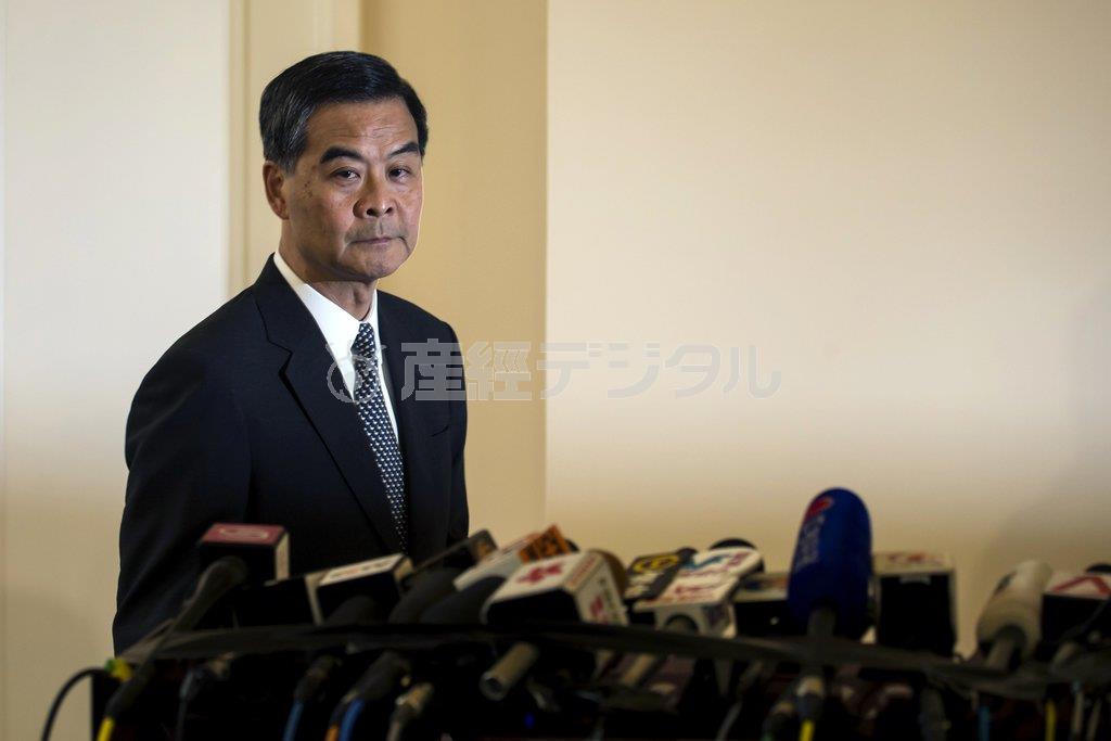記者会見で対話による事態収拾を表明した香港の梁振英行政長官＝２０１４年１０月１６日、中国・香港（ＡＰ）