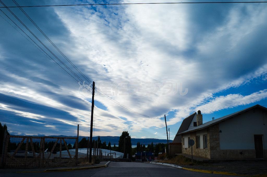 雲がさまざまな表情を見せる＝２０１３年４月５日、アルゼンチン・サンタ・クルス州エル・カラファテ（緑川真実さん撮影）