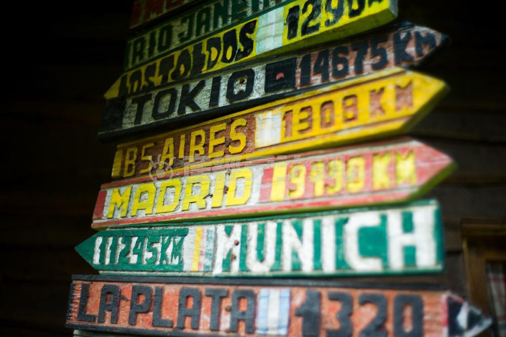 各都市からの距離が示された標識＝２０１３年４月１日、アルゼンチン・コロニア・スイサ（緑川真実さん撮影）