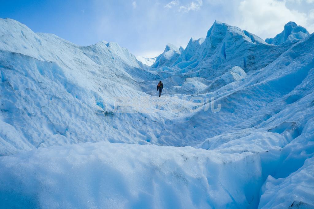 雄大な氷河の中を進むガイドの男性。ガイドしながら、氷河の状態を常にチェックしていた＝２０１３年４月４日、アルゼンチン・ペリト・モレノ氷河（緑川真実さん撮影）
