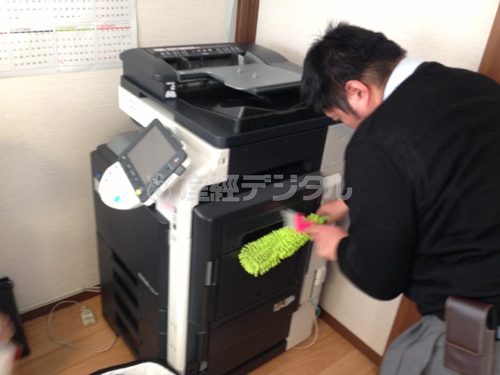 複合機の清掃作業。障がい者の雇用を積極的に拡大している＝２０１４年１月１５日（山下元気さん撮影）
